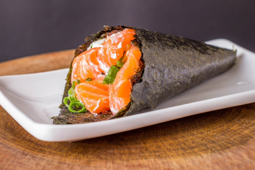 Salmon temaki sushi 